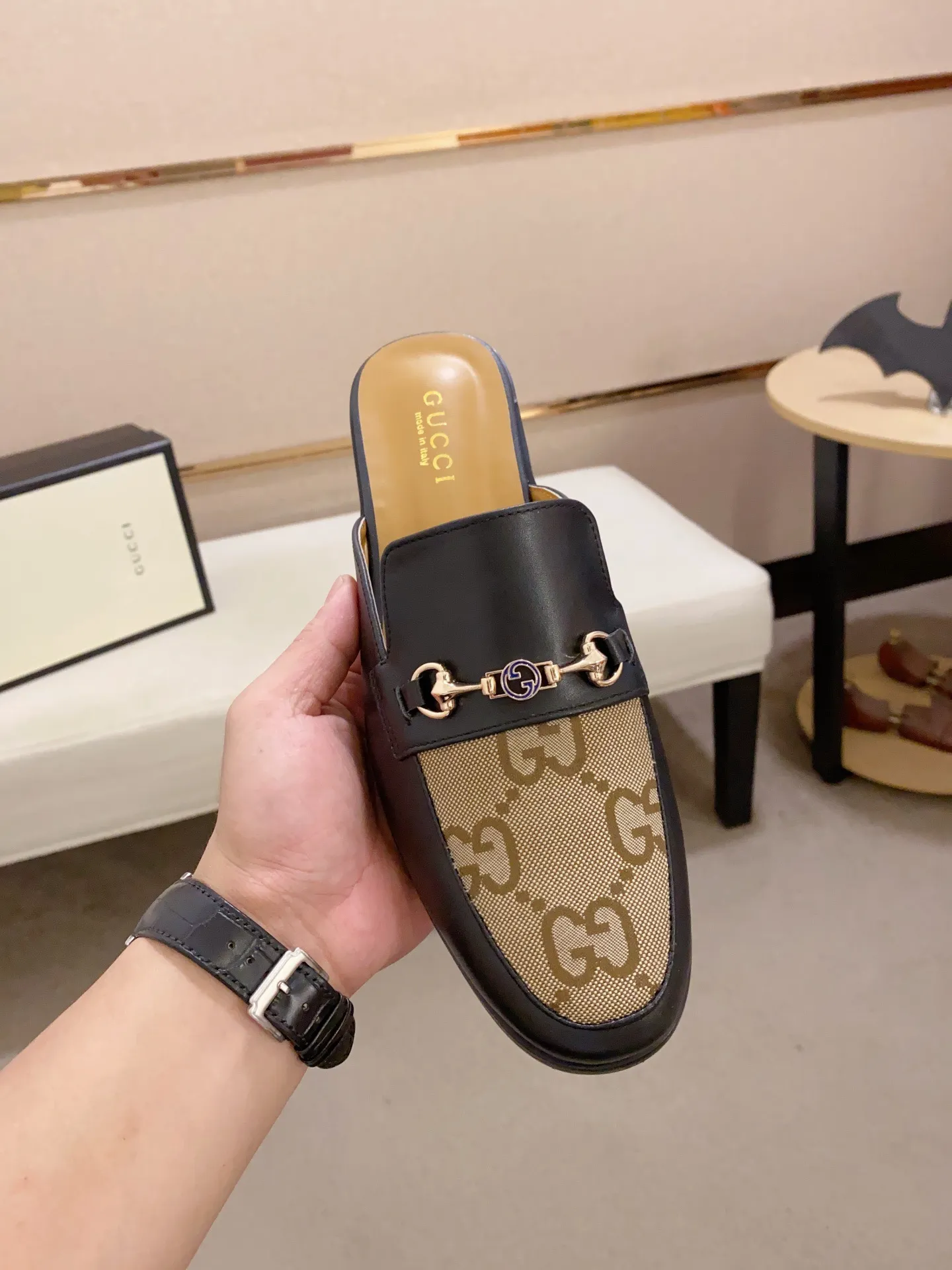 Men's shoes 💰: 380💰 (Gucci). The latest trendy shoes, casual Baotou mops, popular in physical stores, sizes 38-44. New and comfortable, imported custom-made original cowhide, with unique sequin element design. With sheepskin lining, original bottom, high-end packaging and high quality💪Details determine the quality, you can enter and leave the counter at will, welcome to compare!